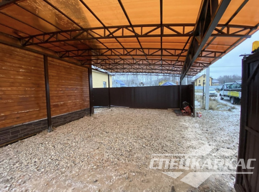 Навес из поликарбоната к дому для парковки автомобилей №9 1163