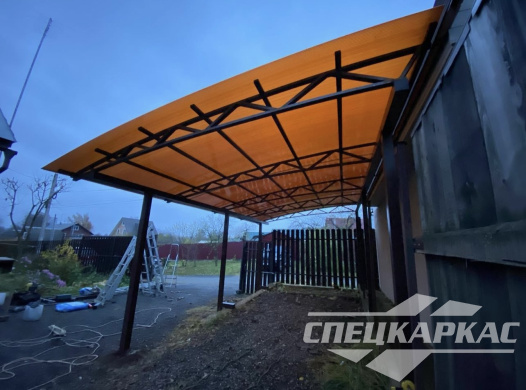Навес из поликарбоната для автомобиля к дому №70 1763