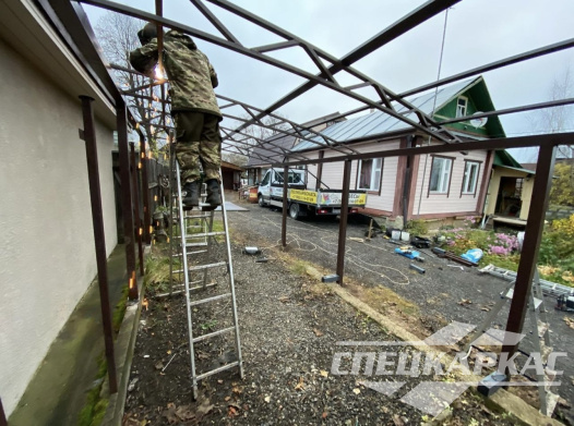 Навес из поликарбоната для автомобиля к дому №70 1759