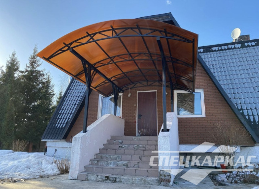 Навес из поликарбоната над входом в дом №46 1521