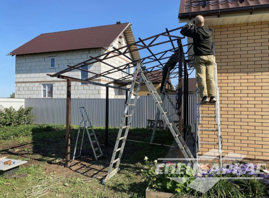 Односкатный навес к дому из поликарбоната №98 2036