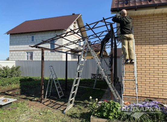 Односкатный навес к дому из поликарбоната №98 2