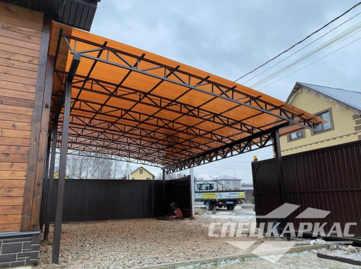 Навес из поликарбоната к дому для парковки автомобилей №9 1160