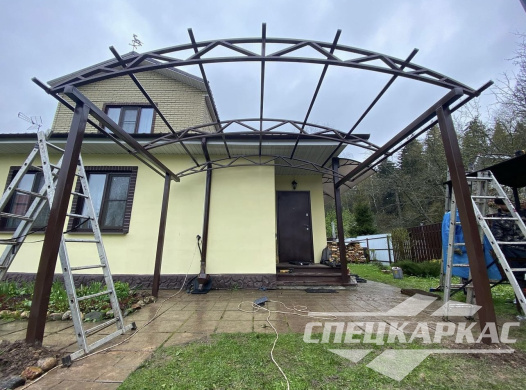 Навес над входом в дом из поликарбоната №32 1382