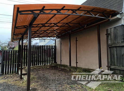 Навес из поликарбоната для автомобиля к дому №70 1764