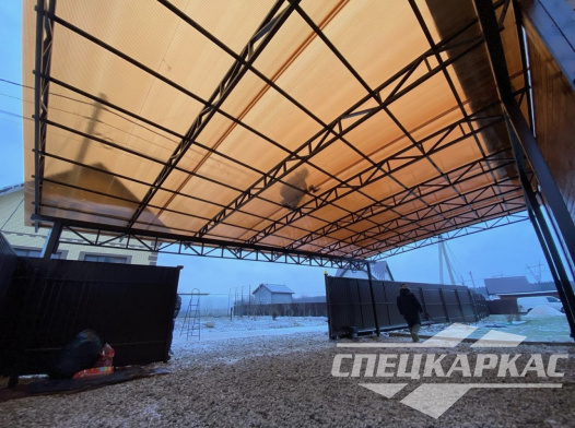 Навес из поликарбоната к дому для парковки автомобилей №9 1164