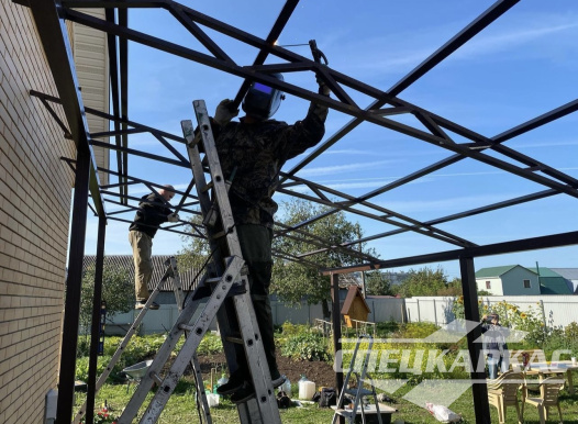 Односкатный навес к дому из поликарбоната №98 2038