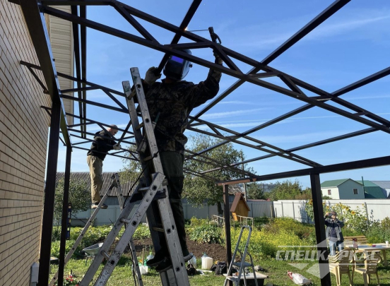 Односкатный навес к дому из поликарбоната №98 4