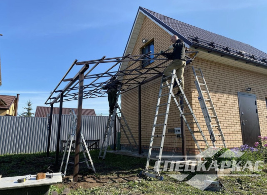 Односкатный навес к дому из поликарбоната №98 2039