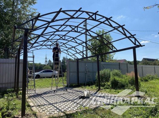 Металлический навес из поликарбоната для машины №16 1222