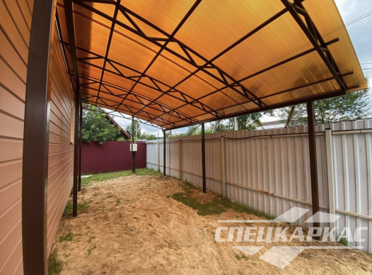 Навес к дому из поликарбоната для автомобиля №17 1236