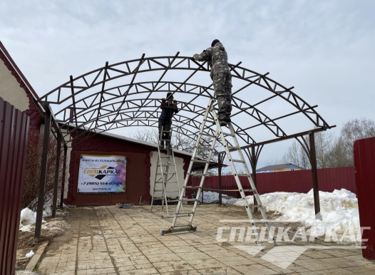 Арочный навес из поликарбоната над парковкой для двух автомобилей №44 1504