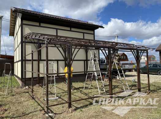 Навес из поликарбоната к дому для автомобиля с закрытыми стенками №35 1413