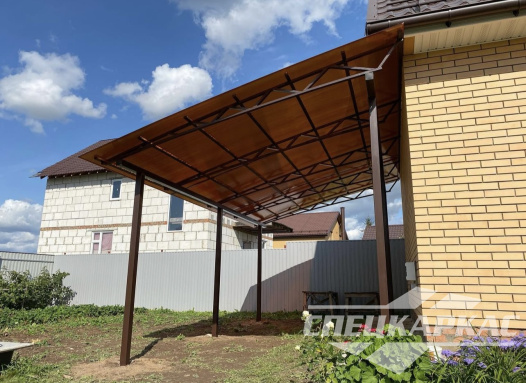 Односкатный навес к дому из поликарбоната №98 2040