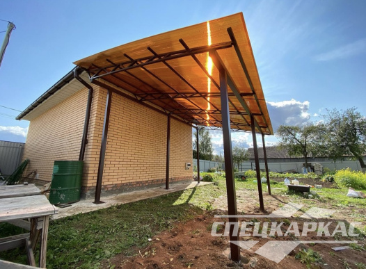 Односкатный навес к дому из поликарбоната №98 2041