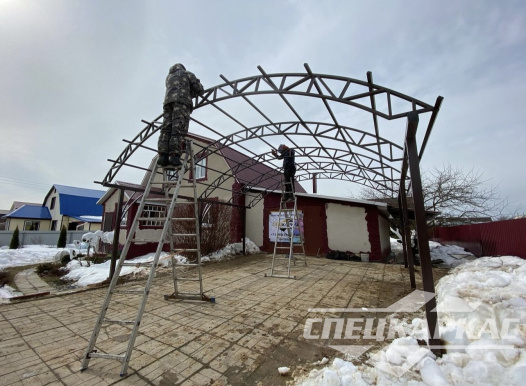 Арочный навес из поликарбоната над парковкой для двух автомобилей №44 1502