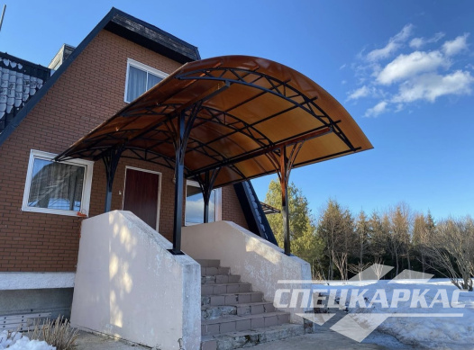 Навес из поликарбоната над входом в дом №46 1520