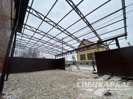 Навес из поликарбоната к дому для парковки автомобилей №9 1157