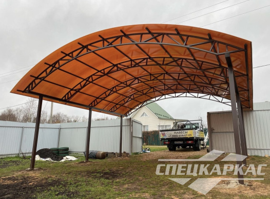 Навес из поликарбоната арочного типа для парковки двух автомобилей на даче №71 1770