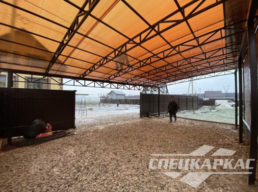 Навес из поликарбоната к дому для парковки автомобилей №9 1161