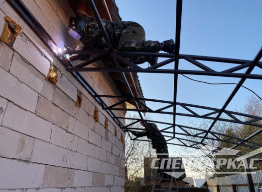 Навес из поликарбоната примыкающий к дому №79 1849