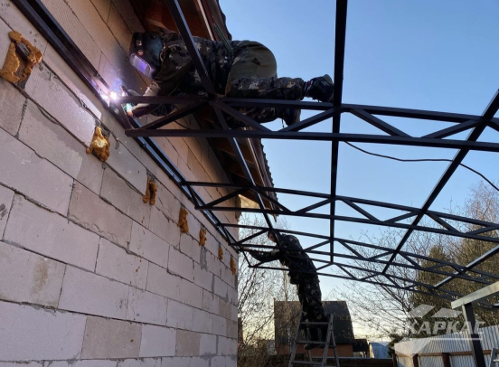 Навес из поликарбоната примыкающий к дому №79 5