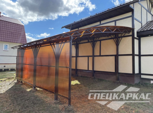 Навес из поликарбоната к дому для автомобиля с закрытыми стенками №35 1416