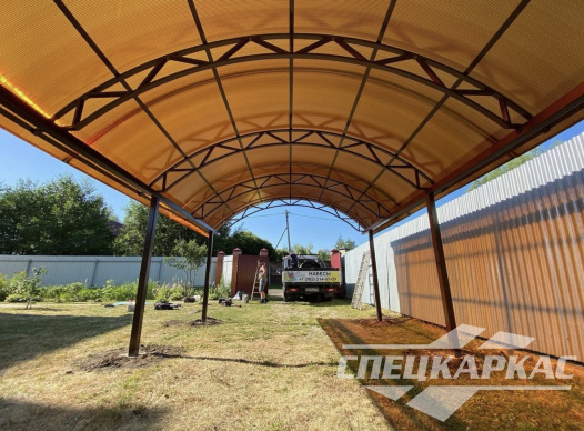 Классический навес из поликарбоната для машины арочного типа №11 1182