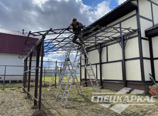 Навес из поликарбоната к дому для автомобиля с закрытыми стенками №35 1411