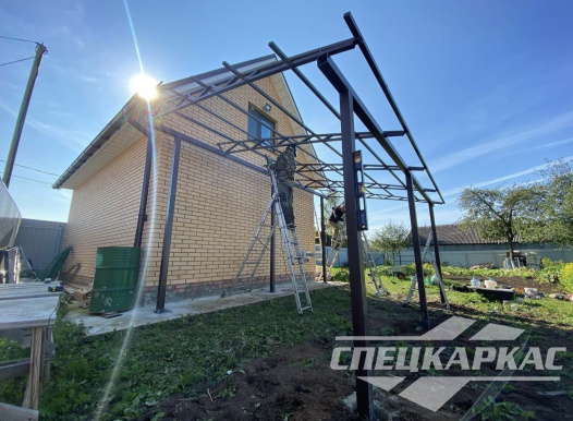 Односкатный навес к дому из поликарбоната №98 2037