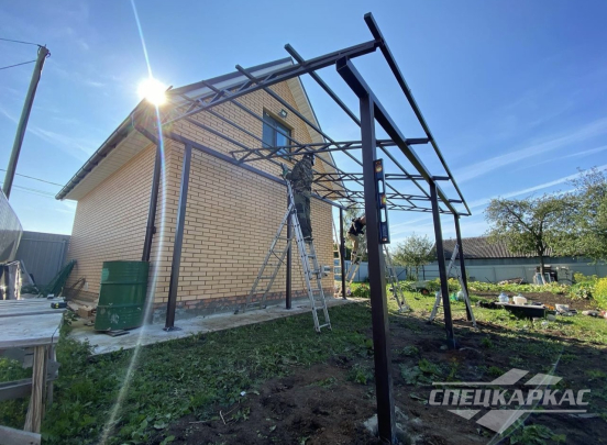 Односкатный навес к дому из поликарбоната №98 3